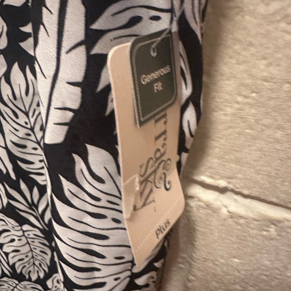 Black and White Leaf Print‎ Women's Top - Picture 3 of 4